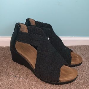 comfortiva alesha black wedge sandals